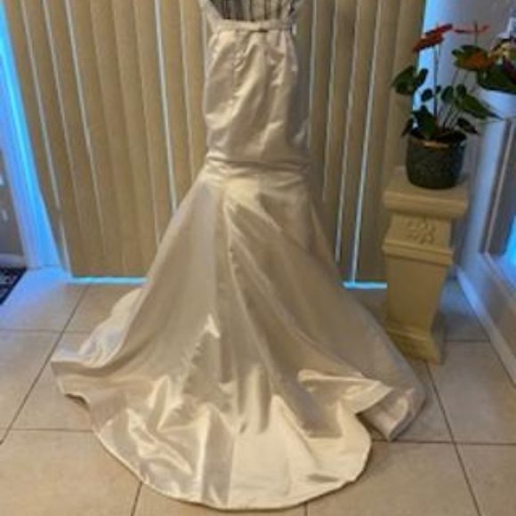 Striking Light Ivory Satin Two Piece Formal Evening Gown Size 2 - Picture 7 of 11